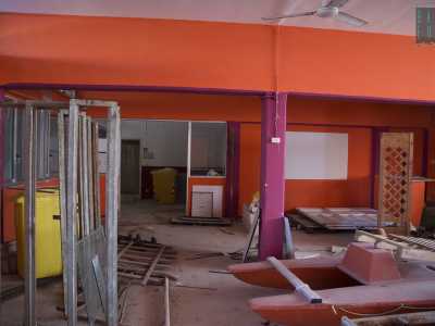 ...e persino un moscone che da tre anni non vede pi� in mare. L�unica nota positiva sono le pareti colorate arancio e viola...